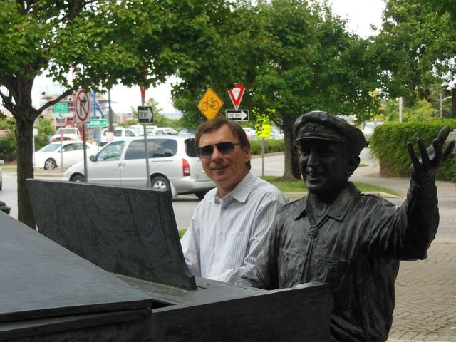 Owen Bradley Statue MCM - RESIZE