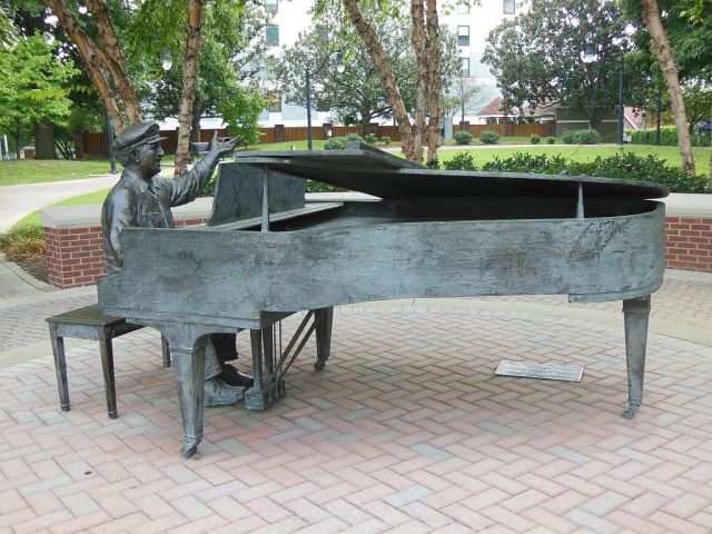 Owen Bradley Statue - RESIZE