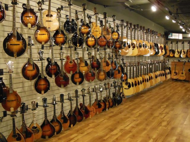 Gruhn Guitars - oinside 2 - RESIZE