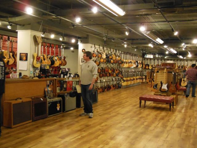 Gruhn Guitars - oinside - RESIZE