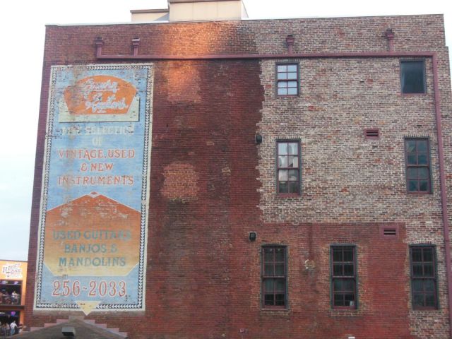 Gruhn Guitars - old facade - RESIZE