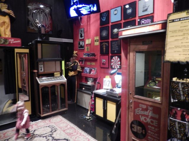 Third Man Records - inside - RESIZE